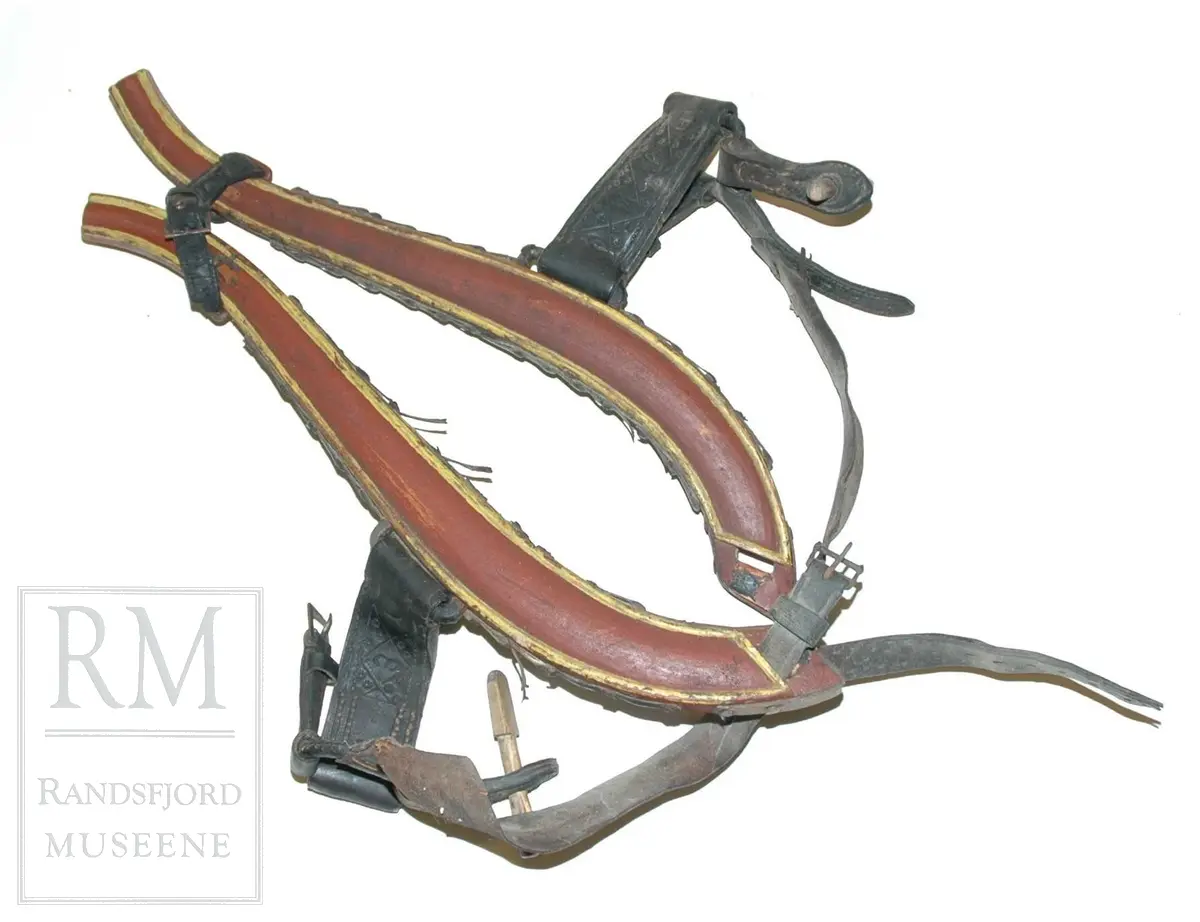 To deler: Høvre med halereim og bogtre med selepinner