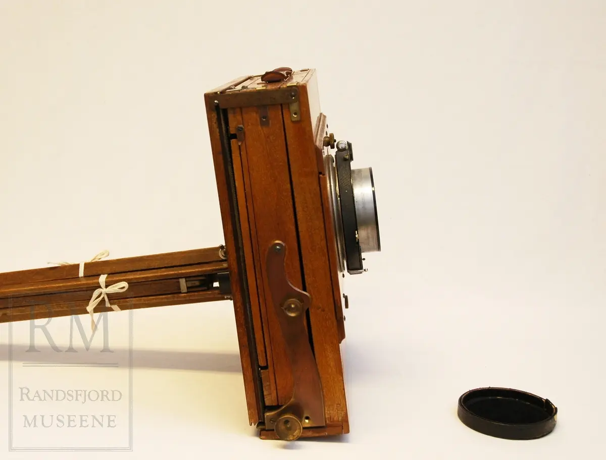 Fotoapparat på ben. Posten omfatter flere gjenstander.