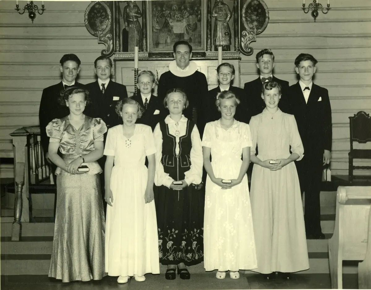 Konfirmasjon Sørum kirke 1953, konfirmanter og prest