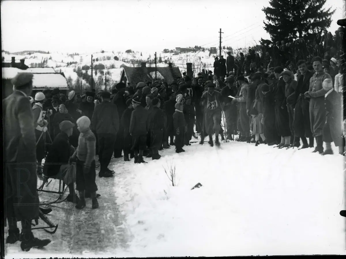 Start på skirenn ovenfor Jaren samvirkelag.