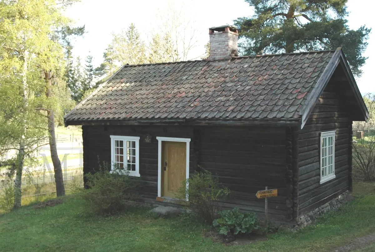 Bygningen består av en etasje, er laftet og har teglsteinstak. Stua er innredet slik dette husmannshjemmet så ut rundt år 1905.