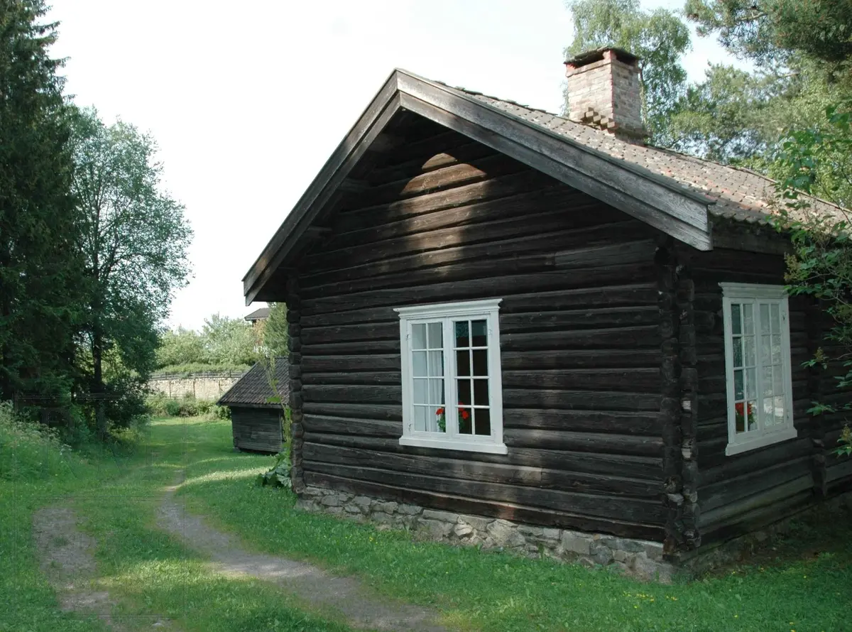 Bygningen består av en etasje, er laftet og har teglsteinstak. Stua er innredet slik dette husmannshjemmet så ut rundt år 1905.