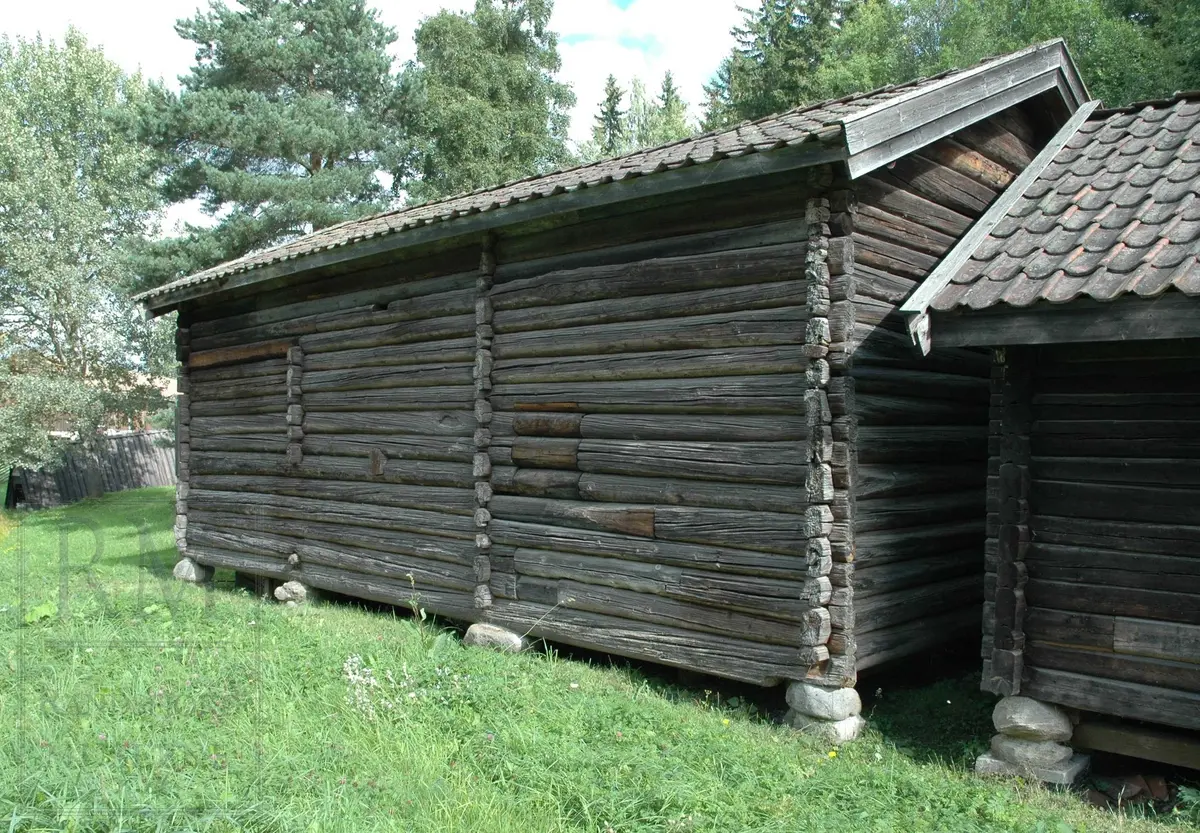Låven er av tømmer og har teglsteinstak. På Lure var låven opprinnelig sammenbygd med et steinfjøs.