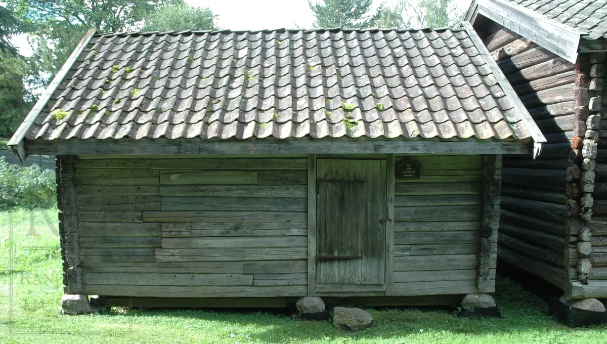 Fjøset fra en husmannsplass under garden Dvergsten er bygget i 1915, laftet og har teglsteinstak.