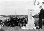 Känäs Fellingsbro ägdes av rusthållaren K G Sundelin. Känäs var rusthåll nr 98 på livskvadron. Vid avtäckningen av minnesstenen år 1956, stenen var donerad av nr 98 Ivar Käll, författaren av boken 