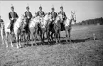 Standar och standarvakt beridna på enbart vita hästar i samband med avtäckande av livskvadronens minnessten vid Fellingsbro 6 juni 1948. Deputationer från grenadjärerna och husarerna deltog, Fellingsbros manskör sjöng och stor var uppslutningen av traktens befolkning.