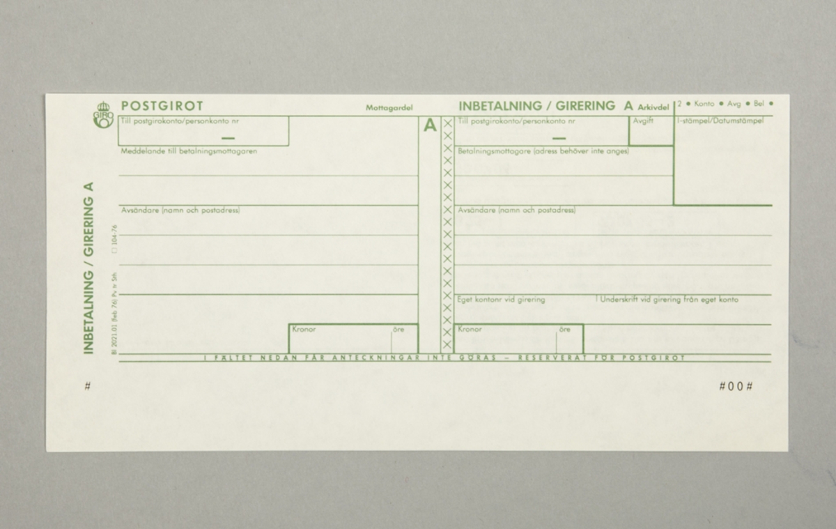 Samling med postblanketter: 
1. Inbetalning/Girering, Bl2021.01 (feb 76)
2. Uttagsblanketter (tre olika sorter) 
4. Anmälan nykontomed bankbok, Bl 2033.09 (jun 76)
5. Förpassningsblankett - BL 2202.5 (Juli 69) 
6. Plastmap innehållande: 
Rekvisition - Bl 2410.03, 
Adresskort-Bl. 2010.01, 
Inrikes Postanvisning, 
Mottagningsbevis- Bl 2012.01, 
Begäran om tillfällig eftersändning.
Adressändring-Bl 2050.03.
Häfte med Bl 2213.06.