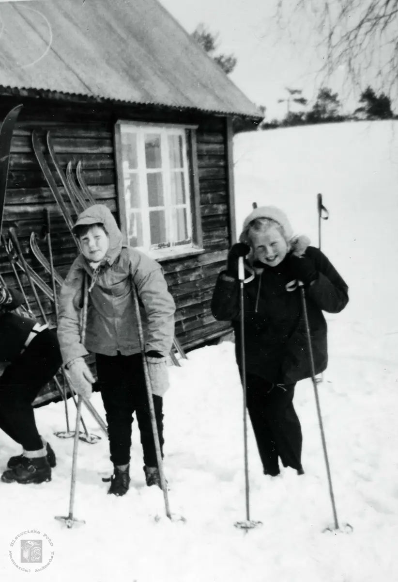 Barn fra Ågedal på tur til Gloansheia. Grindheim Audnedal.
Ny informasjon om bildet, januar 2022: 
"Det er eg som har fotografert Edith, syster mi og Maud, syskenbarnet mitt.
Fotograf: Betsy Torveig Gustavsdatter Iglebekk."