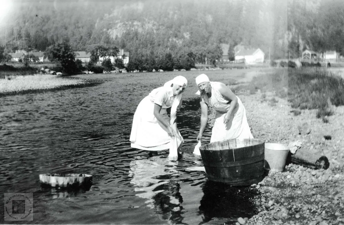 Klesvask i Audnaelva ved Konsmo Audnedal.