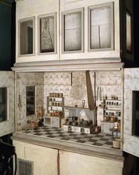 Dockskåp -  en värld i miniatyr. I de tidiga skåpen hade köket och husgeråden en central plats, medan de ombonade sällskapsrummen blev allt viktigare i 1800-talets högborgerliga miljöer. Nymodigheter ...