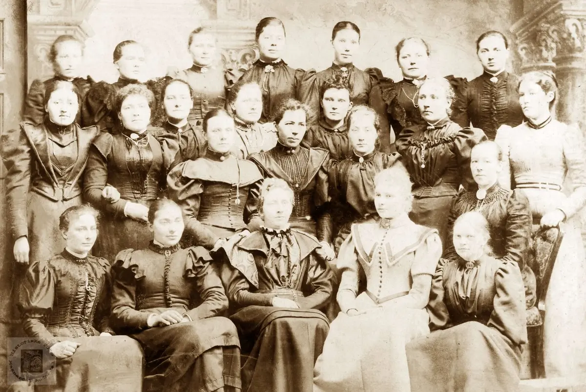 Elever ved Jordmorskolen i Kristiania etter avsluttet skolegang. Oslo.