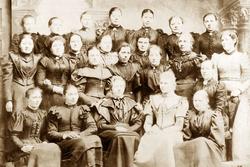 Elever ved Jordmorskolen i Kristiania etter avsluttet skoleg