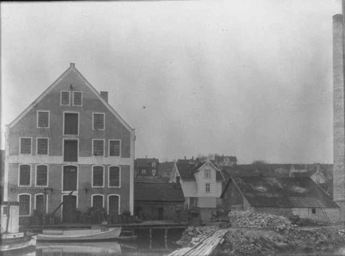 Johannes Rosenvinge huset på Strandkaien.

Supplerande opplysningar frå informant:
Bygget til venstre er Sandnes Preserving Co. AS i Strandgt. 129 som ble startet av Lars Johnsen som bodde i det hvite huset midt på bildet. Var i drift 1915-70. Er i dag kontorer. Bildet er vist i Dreyer: Sandnes - bilder fra gamle dager, side 224.