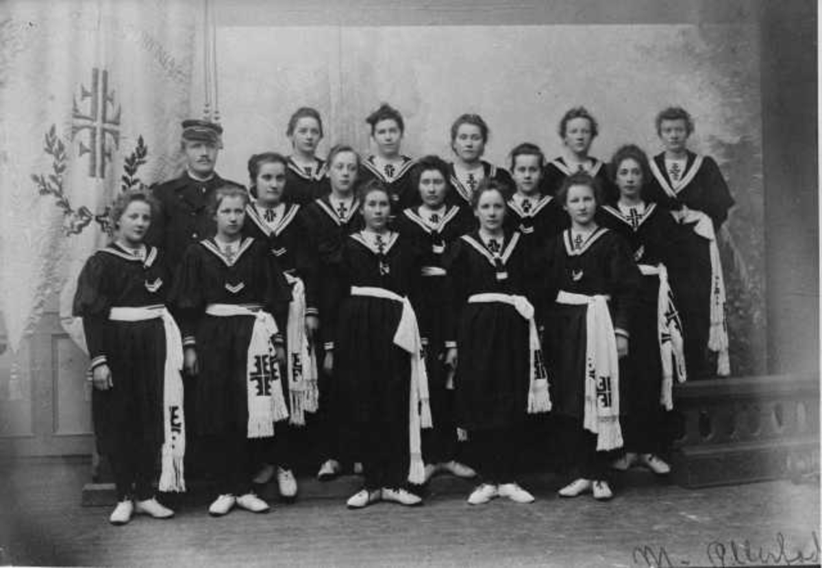 Turndamer fra Sandnes 1899 -1 rekke: f.v. Malena Asla, Kitty Neresen, Severine Refvem, Inga Forus, Malena Schanche Olsen. 2 rekke: Mossige, Augusta Johnsen, Amanda Søyland, Lena Hetland, Olava Aase, Malena Østebø. 3 rekke: Marta Oftedal, Ella Mikelsen, Dora Øglænd, Tora Idland og Rikka Lunde