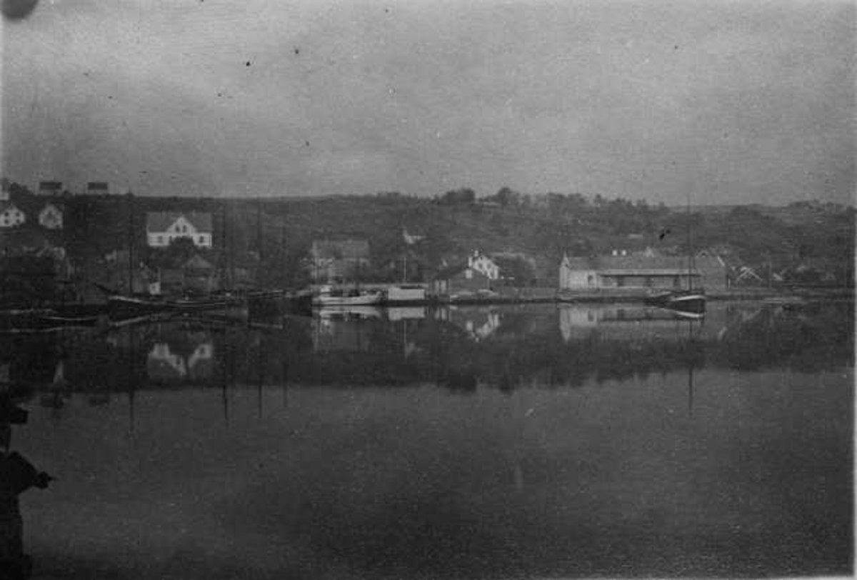 Sandnes havn og Vågen.

Supplerande opplysningar frå informant:
Sett mot vest. Sykehuset opp til venstre.