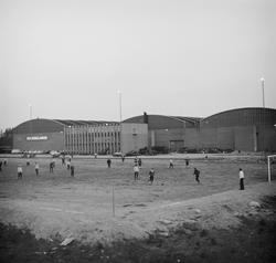 Fotballkamp på fotballbanen foran Kvernelands Fabrikk AS på 