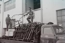 Lasting av høysvanser på lastebil, merke Ford, ved Kvernelan