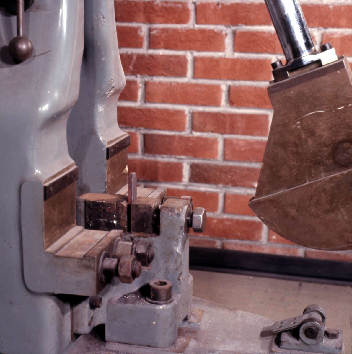 Kverneland fabrikk, produksjonen og fabrikken. Laboratoriet. Nærbilde av lod og prøvestykke ved en slagprøve.