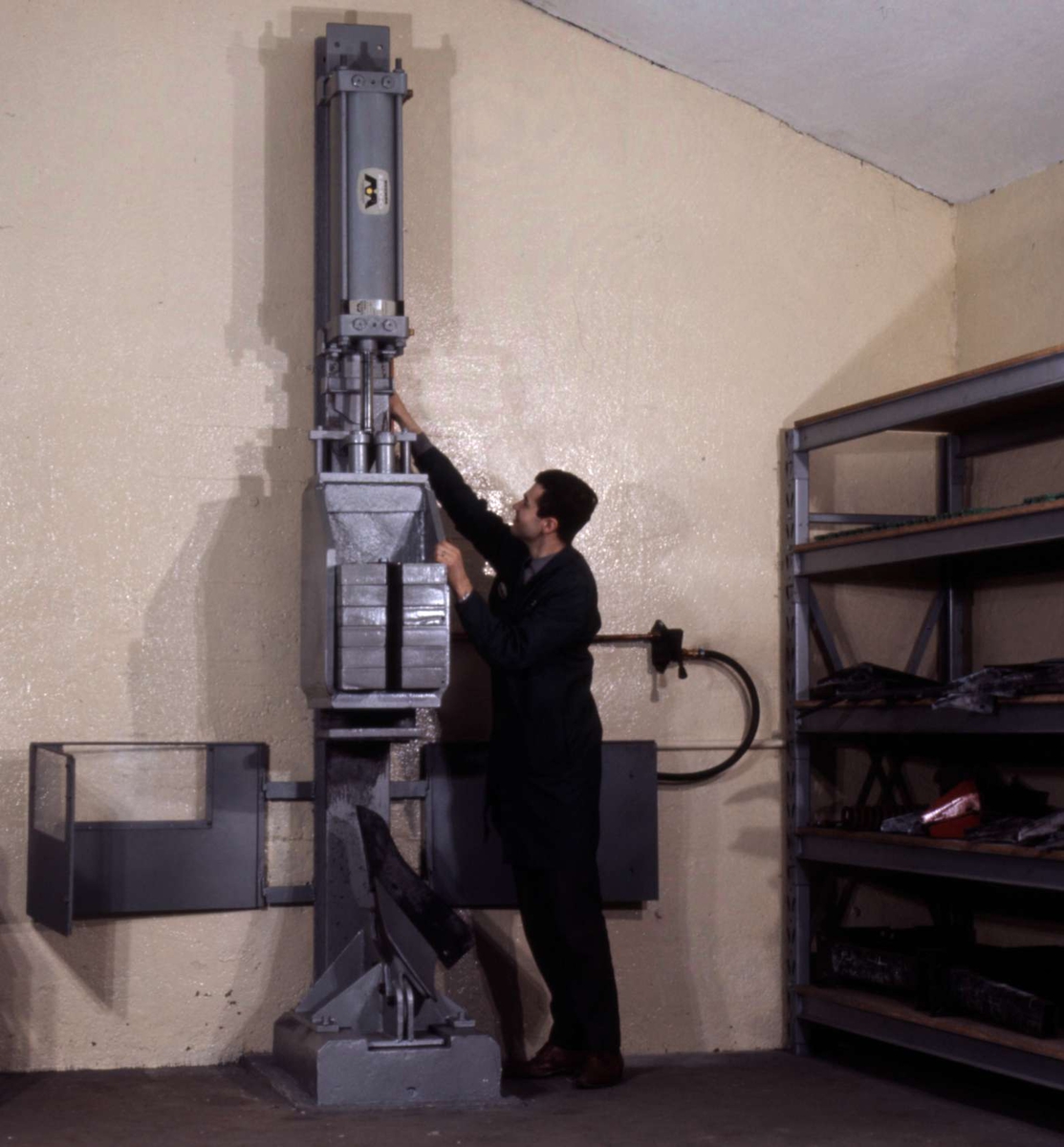 Kverneland fabrikk, produksjonen og fabrikken. Laboratoriet. Otto Valdeland ved slagapparat for skjær.