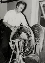 I 3. etasje stafferer Magne Fløysvik skjermene på en smart h