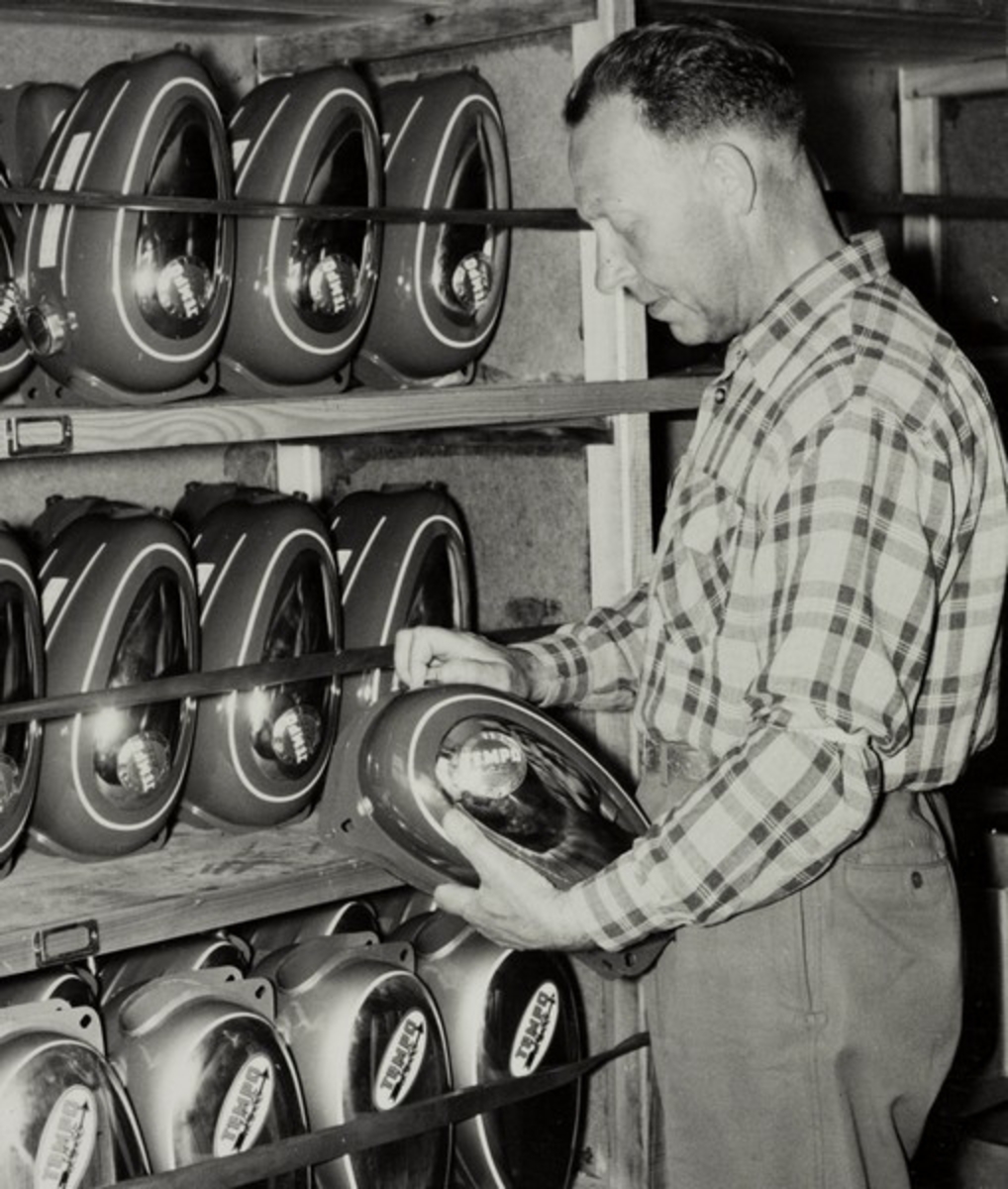 Lagerarbeider Godtfred Netteland har funnet frem en bensintank for moped på Jonas Øglænd Sandnes sitt delelager for motorsykler.