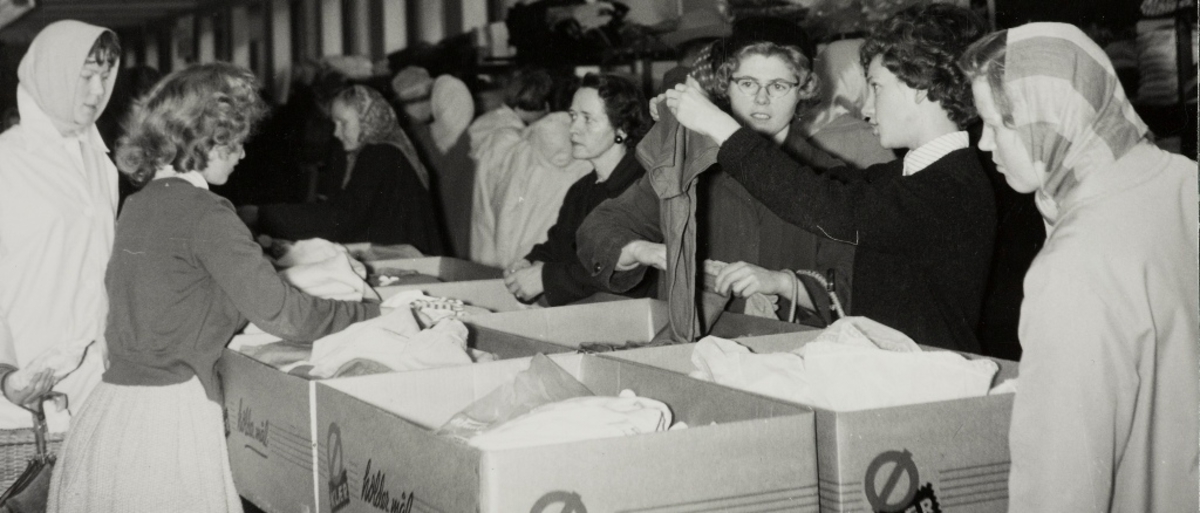 Anne Karin Øglænd og Ruth Salomonsen ekspederer kunder i dameavdelingen til konfeksjonsbutikken til Jonas Øglænd Sandnes under vårsalget 1960