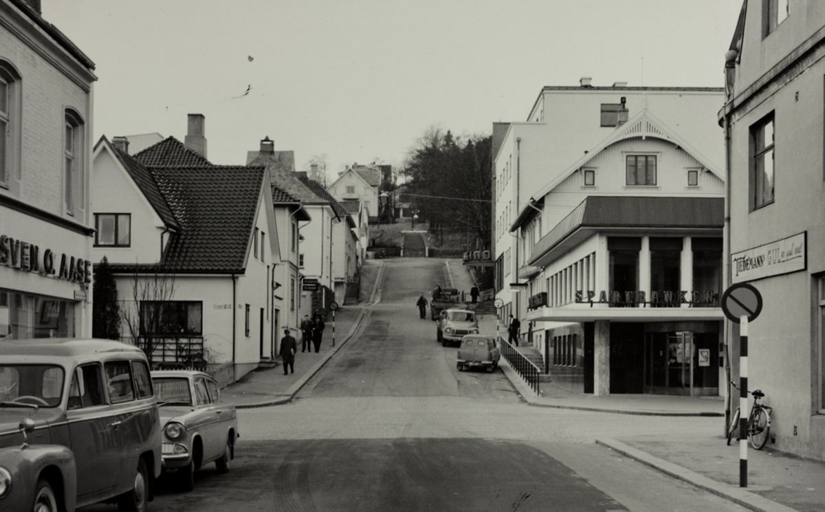 Blikk langs Olav Kyrres gate i Sandnes sentrum, gaten som krysser er Langgata; nede t.v. butikken til Sven O. Aase, øverst i gaten t.h. kinoen i Sandnes