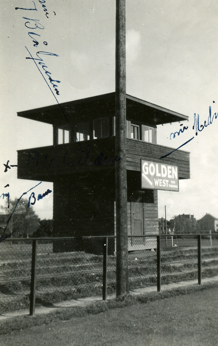 Reklame for Golden West sigaretter på dommertårn på Marienlyst i Drammen.