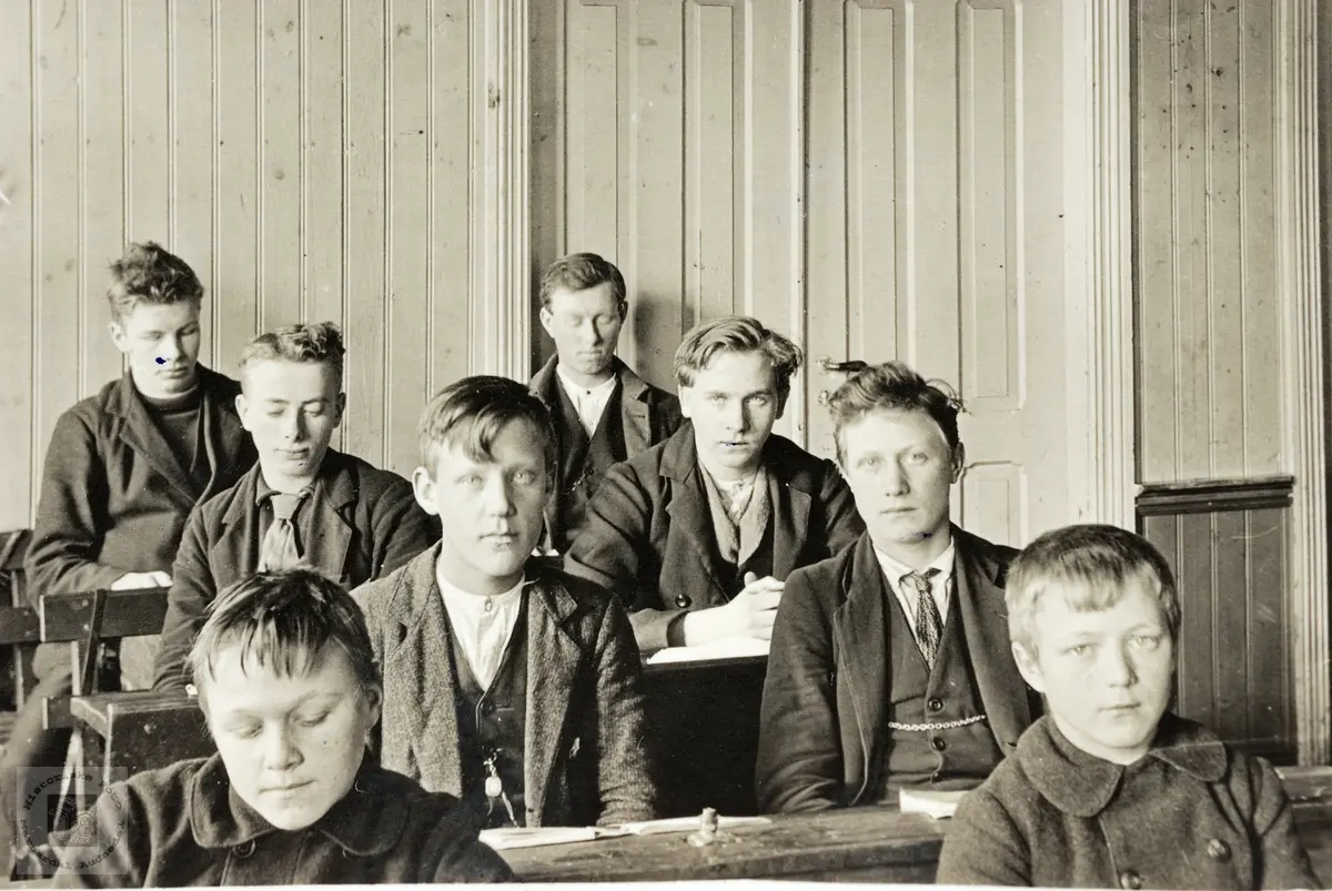 Skolebilde fra Byremo`s første bedehus. Grindheim.