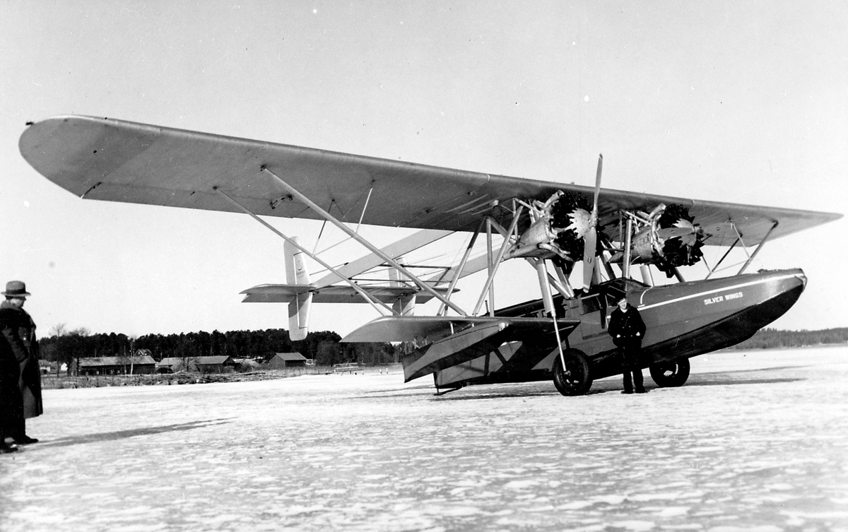 Trafikflygare Olle Ekman står framför flygplan Sikorsky S-38.