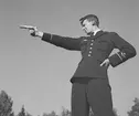 En man ur flygvapnet övar pistolskytte på Märsgarn, 1937