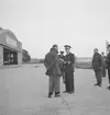 Flygvapenchefen Torsten Friis inspekterar marinspaningskursen på Fårösund, 1937. Flygvapenchefen talar med en flygare.