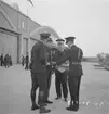 Flygvapenchefen Torsten Friis inspekterar marinspaningskursen på Fårösund, 1937. Fyra män i samtal. I mitten Herman Sundin och Torsten Friis.