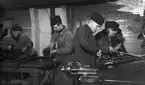 Elever i arbete med vapen i vapenverkstad i kasern I, under lektion på F 2 Roslagens flygflottilj, 1939.