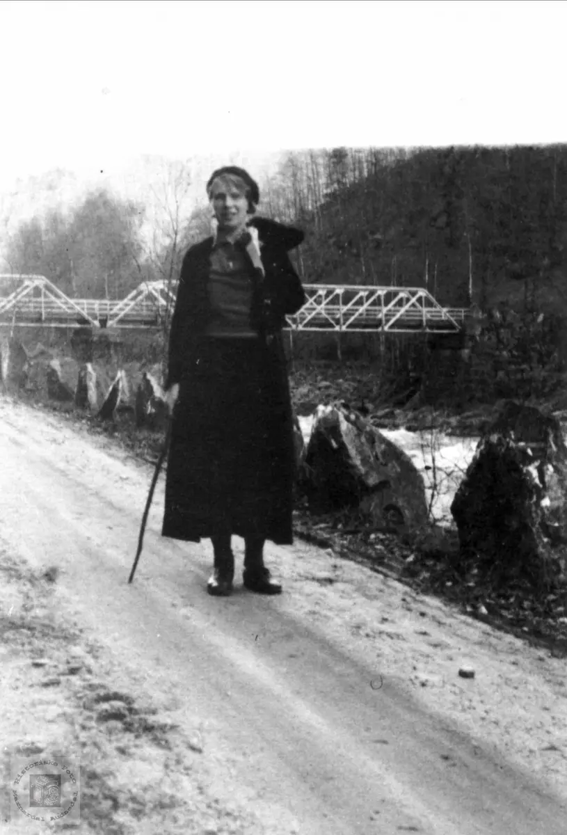Elva,vegen og brua. Kleveland bru. Borghild Laudal spaserer.