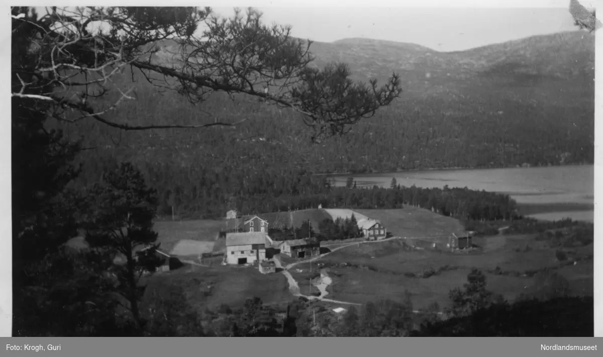 Kråkmo Gård Hamarøy  Før veien (riksvei 50 - dagens E6) kom. Vi ser at fjøsen er under oppføring, og er ikke ferdig malt. Sommerbilde