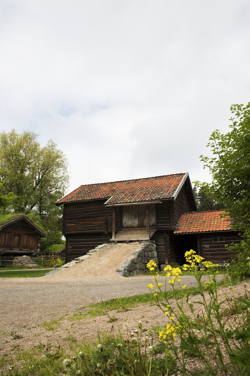 Stalløe fra ca. 1800 og sauestall fra Nedre Jørgedal i Bø fra ca. 1850. Telemarkstunet på Norsk Folkemuseet.