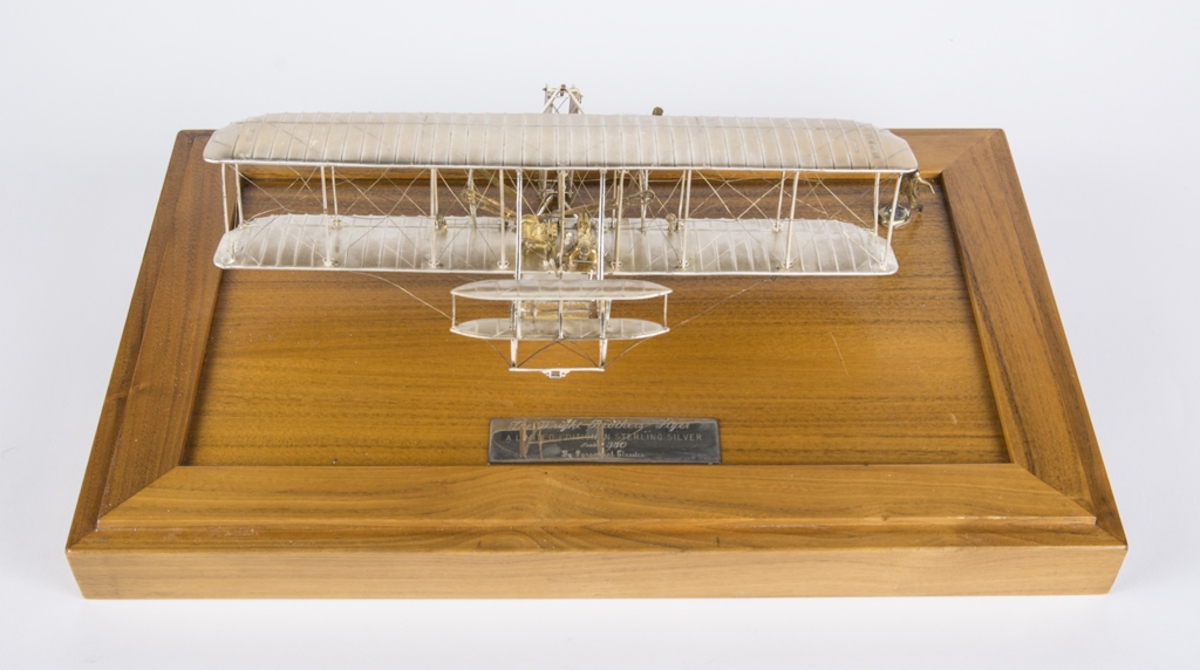 Flygplan i monter. The Wright brothers flyer. A limited edition in sterling silver.