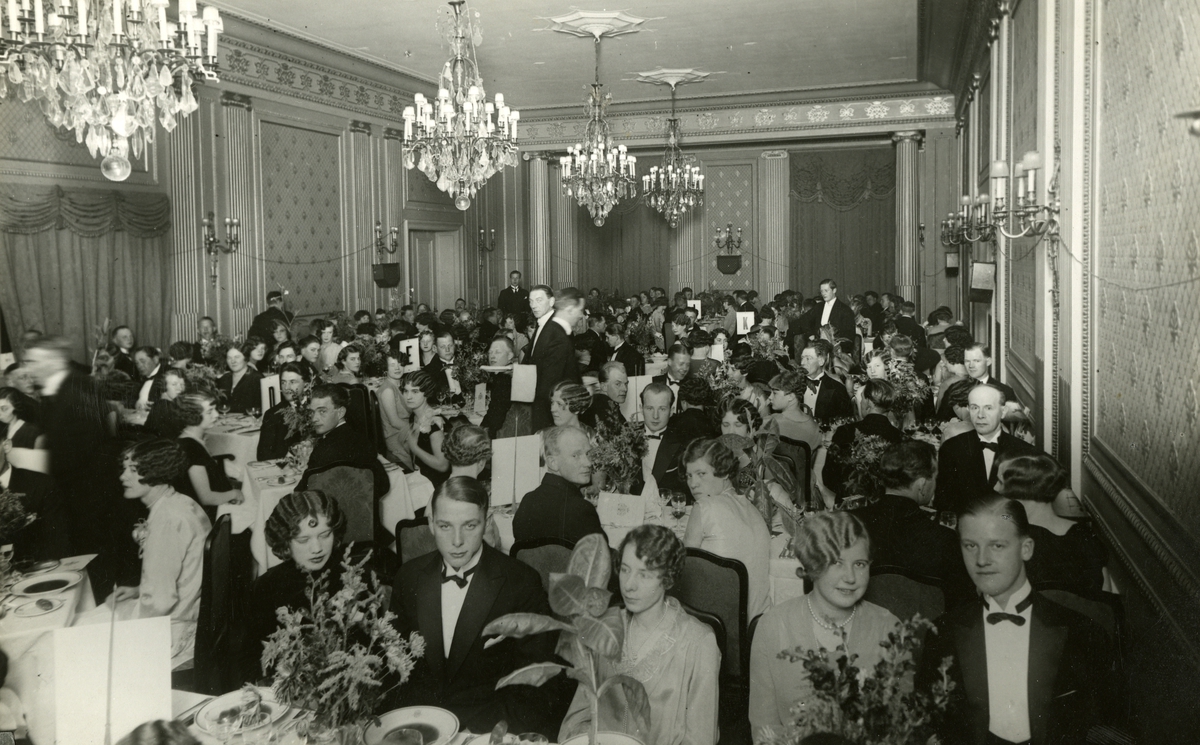 Middag på Hotel Bristol i anledning av Tiedemanns 150-års jubileum.