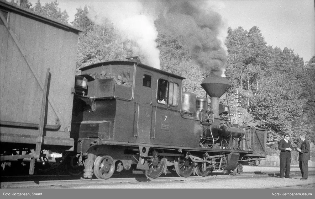 Damplokomotiv nr. 7 med godstog 5661 på Hægeland stasjon