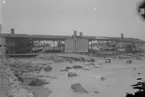 Hangar på Karlskrona flygstation, Stumholmen, 1920. Exteriör bild tagen från vattnet. Flygplan Friedrichshafen FF 49C på plats i hangaren.