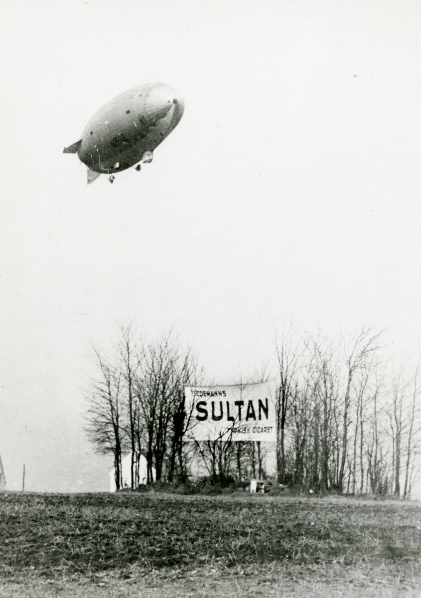 Luftskip og banner med reklame for Tiedemanns Sultan sigaretter.