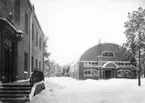 Kanslibyggnad och gymnastikhall på F 2 Roslagens flygflottilj, vintertid 1931.