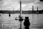 Galärvarvet, Stockholm, 1934. Vy över vattnet. I förgrunden syns en segelbåt.