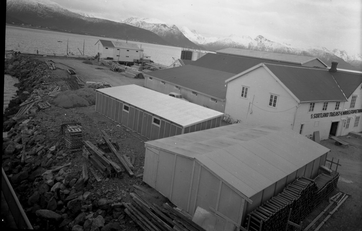 Sortland Trælast- og Møbelforretning (Trelasten) 1963. Trelasten brant i 1990, og siden er det bygd et stort forretningsbygg på tomta.