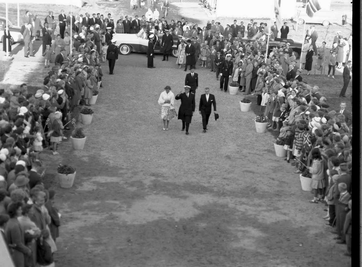 Kongebesøk på Sortland 1959. Kong Olav V og ordfører P.C. Reinsnes.