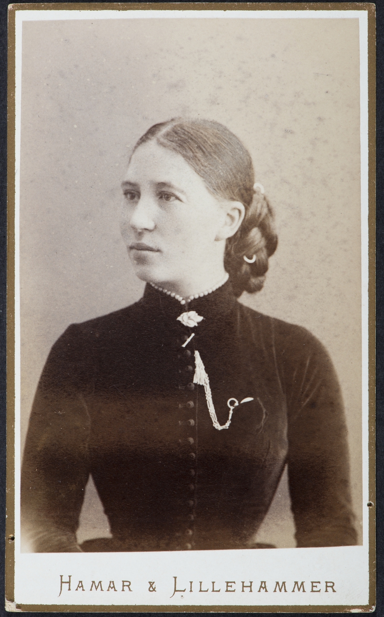 Elin Kristiansen, f. Walberg. Portrett, visittkort. 