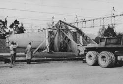 Avlastning och transport av flygplansvingar i Malmslätt.

Av