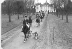 Ridkurs 12/10 1954-13/5 1955 Strömsholm.Hubertusjakt.Deltagare från Livregementets husarer, K3:Fänrik Westergren, överfurir Fridolfsson och sergeant Ewert Olausson.Förteckning över övriga deltagare finns i albumet.Chef för ridskolan:Överstelöjtnant Gustav Nyblaeus.Förteckning över övriga lärare finns i albumet.