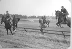 Ridkurs 12/10 1954-13/5 1955 Strömsholm.Som vänster pikör:Ewert Olausson.Deltagare från Livregementets husarer, K3:Fänrik Westergren, överfurir Fridolfsson och sergeant Ewert Olausson.Förteckning över övriga deltagare finns i albumet.Chef för ridskolan:Överstelöjtnant Gustav Nyblaeus.Förteckning över övriga lärare finns i albumet.